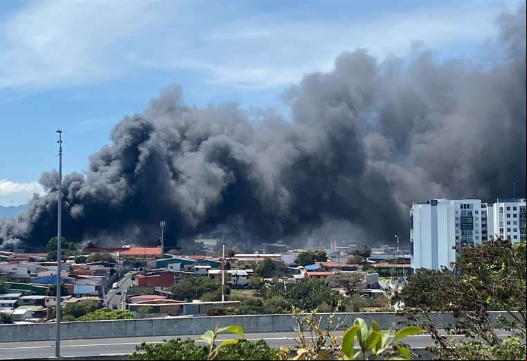 Fotos: Incendio en Tibás tiñe de humo el cielo de San José