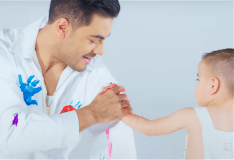 Carlos Rivera estrena ‘La mejor canción’ y comparte cámaras con su hijo